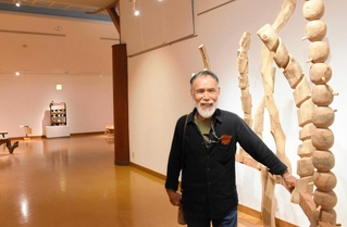 ６０年間の活動を紹介する彫刻家の藤本イサムさんとさまざまな作品＝あさご芸術の森美術館