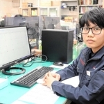 川嶋建設で働くカインさん＝豊岡市香住