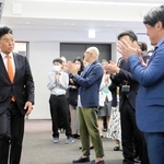 初登庁し職員らに迎えられる門間雄司市長＝豊岡市中央町
