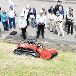 ラジコン式草刈り機の説明を聞く住民ら＝朝来市和田山町