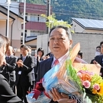 職員に花束を贈られる２期目初登庁の藤岡勇・朝来市長＝同市役所