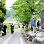 学徒動員の帰り道、円山川に舟が沈没して亡くなった旧制豊岡中学校の生徒たちの追悼碑を前に、読経する福泉寺の住職たち＝豊岡市城崎町上山