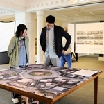 北但大震災の発生から１００年の節目に、まちの復興の歩みを紹介する企画展が開かれている＝豊岡市中央町