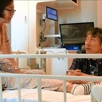 ２０１６年８月、脳出血で救急搬送され、病室で話す河合美智子さん（左）と峯村純一さん（河合美智子さん提供）