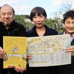 城崎麦わら細工振興協議会のメンバーと「麦わら細工めぐりマップ」＝豊岡市城崎町湯島