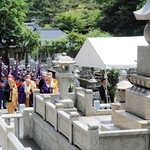 「北但地震火災殉難者精霊塔」で追悼行事に臨む消防団員や住民代表ら＝豊岡市城崎町湯島