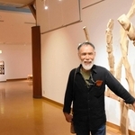 ６０年間の活動を紹介する彫刻家の藤本イサムさんとさまざまな作品＝あさご芸術の森美術館