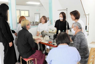 障害者らが自立に向けてミシン縫製の技術を磨く「ステップきぼう」＝豊岡市若松町