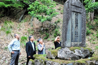 山下文生さん（左から２人目）から説明を受ける清家久美子さん（同３人目）。母は国民学校の教師だった＝豊岡市但東町久畑