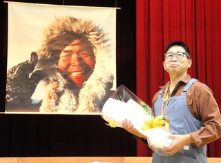 植村直己冒険賞を受けた吉田勝次さん＝豊岡市日高町祢布、日高文化体育館