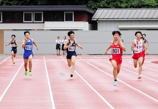 力走する選手たち＝豊岡総合スポーツセンター
