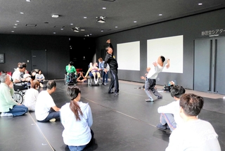 即興ダンスを披露する障害者施設の利用者や豊岡アートアクションのメンバーら＝豊岡市山王町