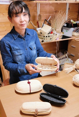 杞柳細工のメガネケースや飯ごうりなどを手がける川畔千絵さん＝豊岡市日高町上郷