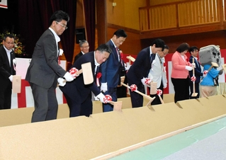 竹野道路の起工式でくわ入れする関係者たち＝豊岡市竹野町轟