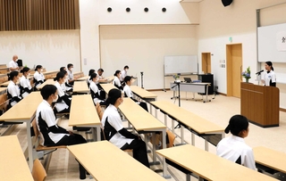 ３年間の介護実習を前に、一人ずつ決意表明する福祉科の１年生たち＝豊岡市日高町岩中