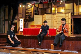 映画「国宝」の撮影実現に尽力した（右から）出石永楽館の赤浦毅館長、但馬國出石観光協会の中原裕平事務局長、豊岡市出石振興局の田口雅敏主幹＝豊岡市出石町柳