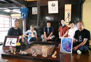 出展作品を前にいろりを囲む作家ら＝養父市大屋町大杉