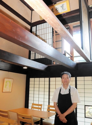 出石城下町の古い町家の雰囲気を楽しめるカフェを開いた前市立歴史博物館館長の小寺誠さん＝豊岡市出石町宵田
