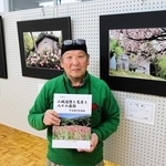 廃村・小城集落の写真集を出版し、写真展を開いている中谷照行さん＝射添地区公民館