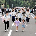 新しい城崎大橋の渡り初めに臨む住民たち＝豊岡市城崎町