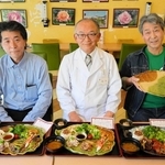 養生ランチを作った（左から）食堂凡ライスの谷秀樹さんとＡランチ、医療文化経済グローカル研究所の中尾一和医師とＢランチ、陶芸家の吉井周平さんとＣランチ＝養父市八鹿町八鹿