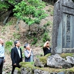 山下文生さん（左から２人目）から説明を受ける清家久美子さん（同３人目）。母は国民学校の教師だった＝豊岡市但東町久畑