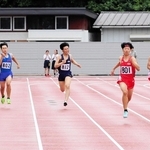 力走する選手たち＝豊岡総合スポーツセンター