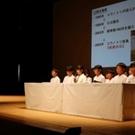 環境学習の成果を発表する田鶴野小学校の６年生たち＝豊岡市立野町