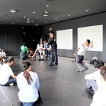 即興ダンスを披露する障害者施設の利用者や豊岡アートアクションのメンバーら＝豊岡市山王町