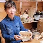 杞柳細工のメガネケースや飯ごうりなどを手がける川畔千絵さん＝豊岡市日高町上郷