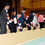 竹野道路の起工式でくわ入れする関係者たち＝豊岡市竹野町轟