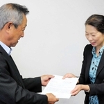 高校での外国人生徒特別枠の導入に向け、請願書を提出するにほんご豊岡あいうえおの岸田尚子事務局長（右）＝豊岡市役所