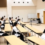 ３年間の介護実習を前に、一人ずつ決意表明する福祉科の１年生たち＝豊岡市日高町岩中