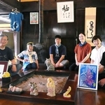 出展作品を前にいろりを囲む作家ら＝養父市大屋町大杉