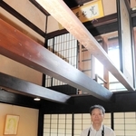出石城下町の古い町家の雰囲気を楽しめるカフェを開いた前市立歴史博物館館長の小寺誠さん＝豊岡市出石町宵田