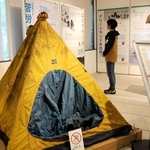 植村直己さんの北極圏の冒険を紹介する企画展で、現地で使われたテントの一つを初公開している＝豊岡市日高町伊府