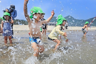 波打ち際で水遊びする園児たち＝浜坂県民サンビーチ