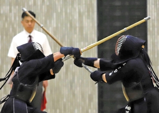 女子個人戦の決勝・延長戦で勝負を決めた面打ち＝日高文化体育館