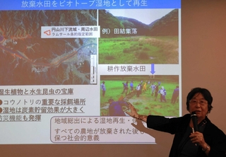 「コウノトリ市民科学」の取り組みについて講演する鷲谷いづみさん＝豊岡市城崎町湯島
