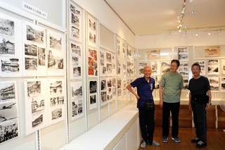 明治から昭和にかけての城崎温泉街を紹介する写真展＝豊岡市城崎町湯島