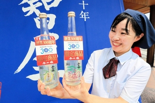 創業３００年を記念して復刻する「こだわりのレモン酒」（左）と「こだわりのライチ酒」＝香住鶴