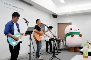 「やっぴーＨＡＰＰＹ」を披露する吉田村のメンバーらとやっぴー＝養父市八鹿町国木