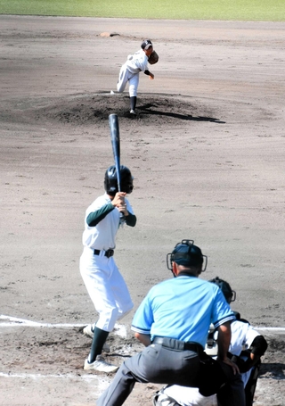 軟式野球の決勝・日高東－出石。両チームの選手が熱戦を繰り広げた＝豊岡市出石町福住