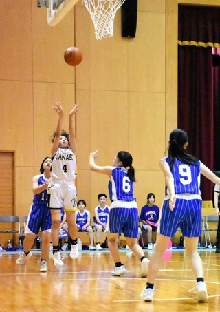 女子バスケットボールの決勝。シュートする梁瀬の選手と守る豊岡北のメンバー＝朝来市和田山町柳原