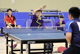 卓球男子団体決勝で白熱した試合を展開する選手＝豊岡市大磯町