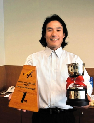 １２月からのフリースタイルスキー・モーグルのワールドカップに出場する平山将大さん＝朝来市役所