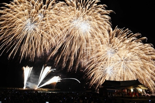 フィナーレは大玉２５連発が夜空を彩った＝浜坂県民サンビーチ