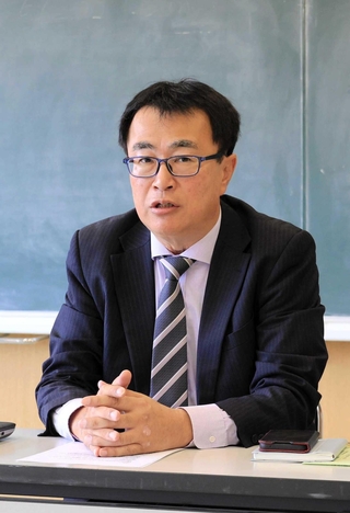 会見で新温泉町長選への意欲を語る福井崇弘氏＝新温泉町浜坂