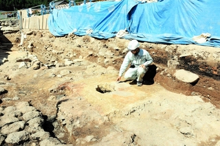 鉱石から鉱物を取り出す精錬用の炉などが見つかった発掘現場＝朝来市生野町奥銀谷