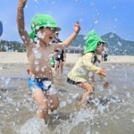波打ち際で水遊びする園児たち＝浜坂県民サンビーチ